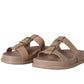 Chinelo com Fivela Dourada